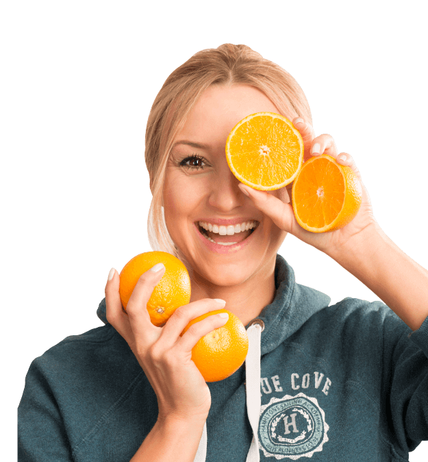 Person hält aufgeschnittene Diana Orangen